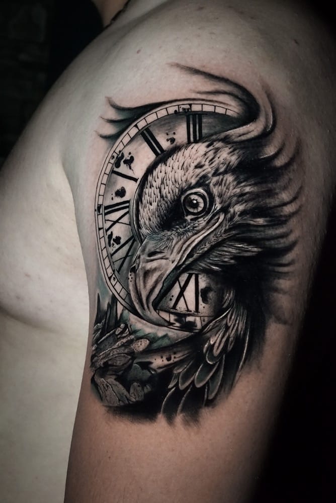 tatuaje aguila reloj