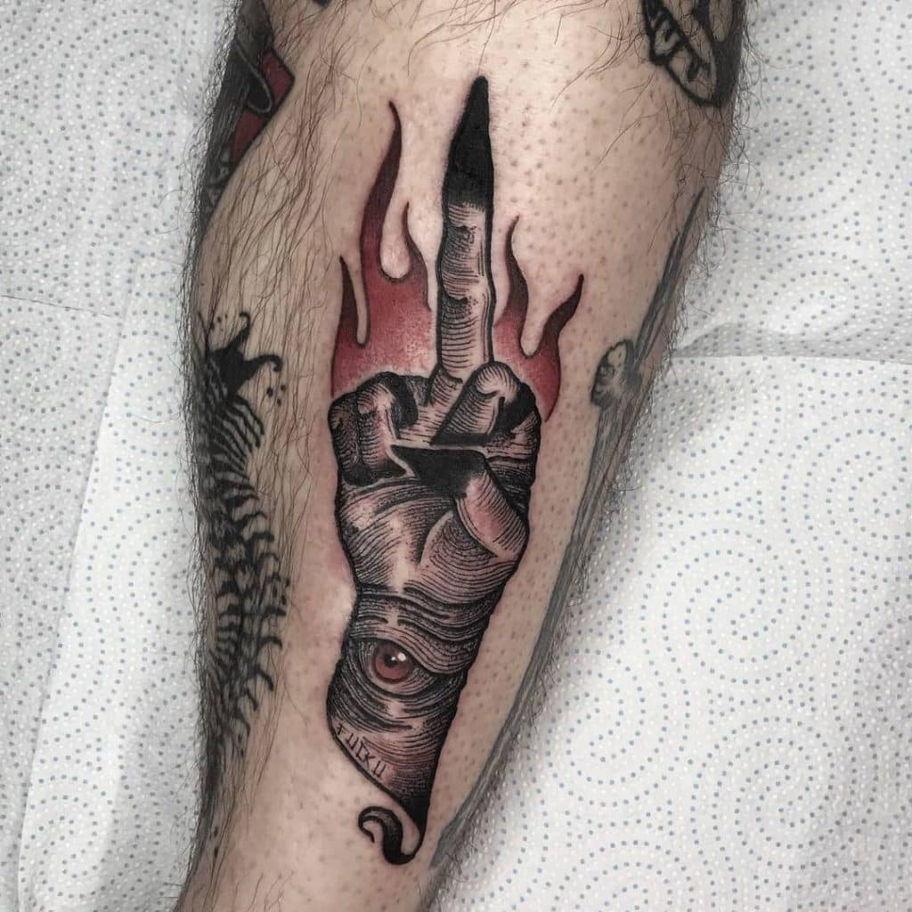 tatuaje fuego middle finger
