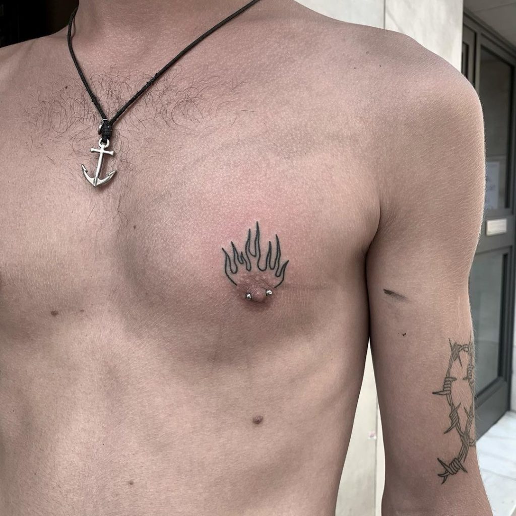 tatuaje fuego pezon