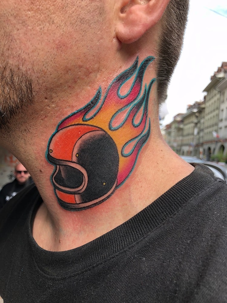 tatuaje fuego casco