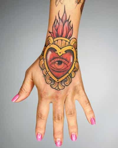 tatuaje fuego corazon