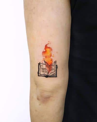 tatuaje fuego libro