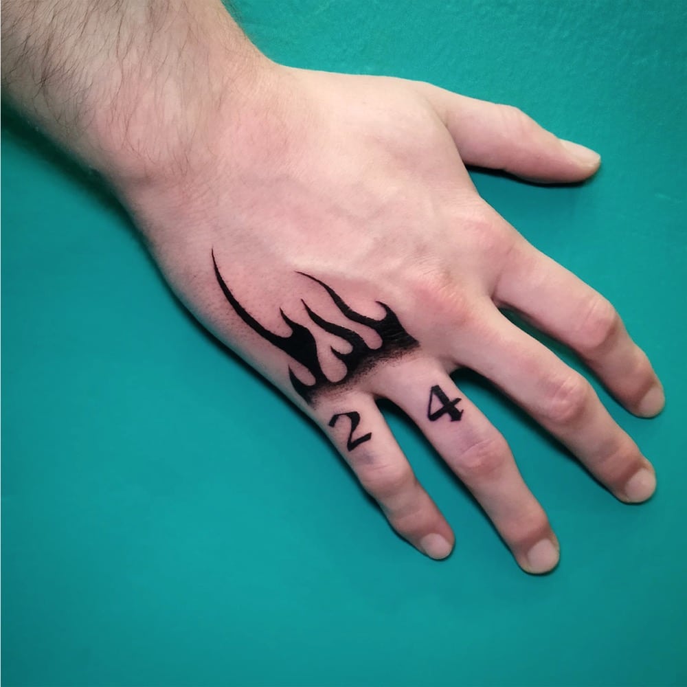 tatuaje fuego dedo