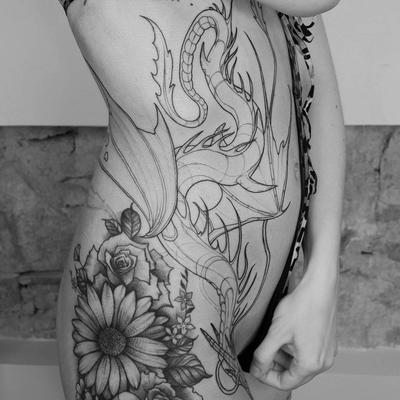 tatuaje girasol abdomen