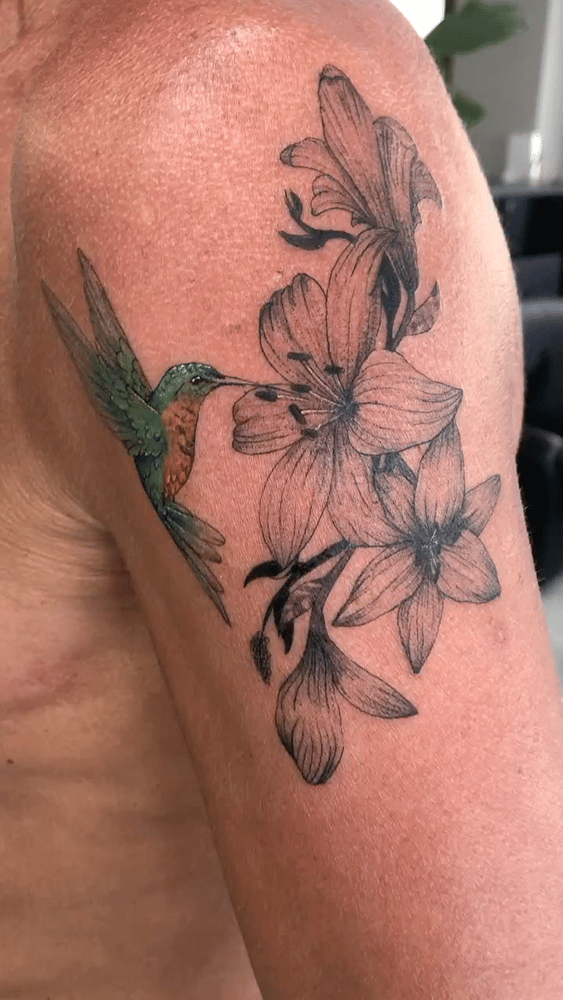 tatuaje lirio colibrí