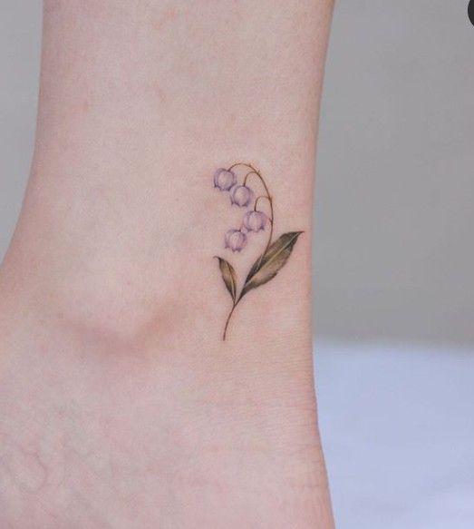 tatuaje lirio lila