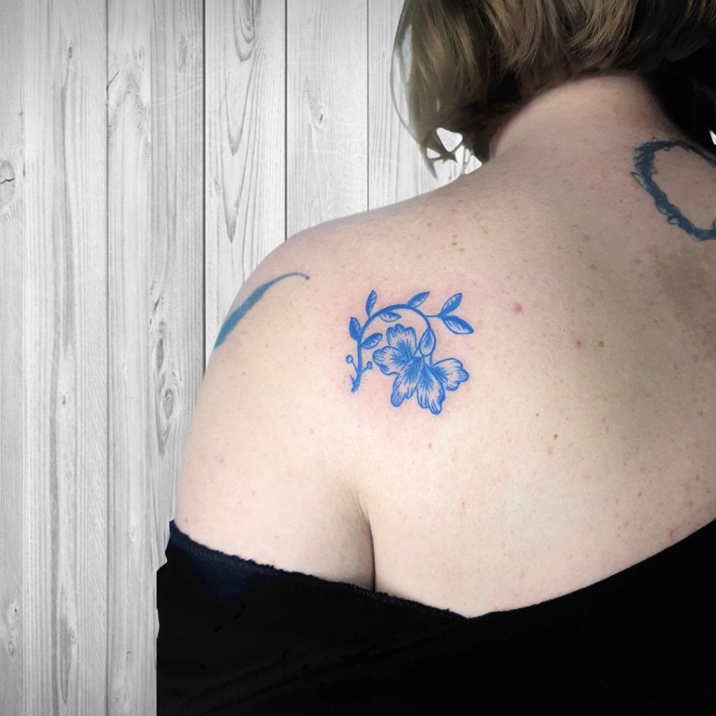 tatuaje lirio azul