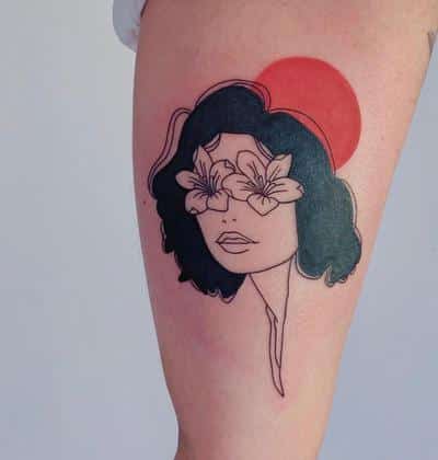 tatuaje lirio mujer