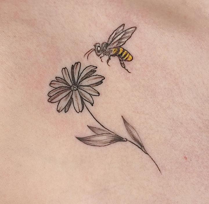 tatuaje margarita abeja