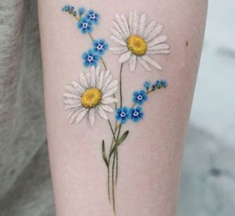 tatuaje margarita y flor azul