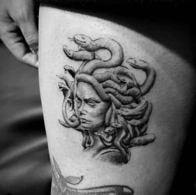tatuaje medusa gris