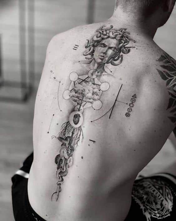 tatuaje medusa microrealismo geometrico