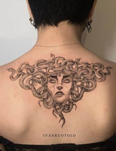 tatuaje medusa nuca
