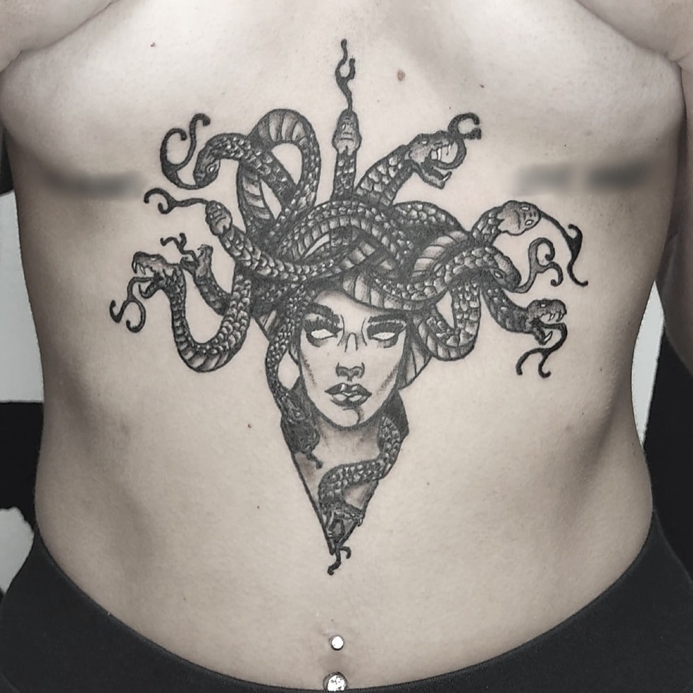 tatuaje medusa negro