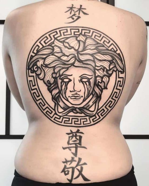 tatuaje medusa espalda