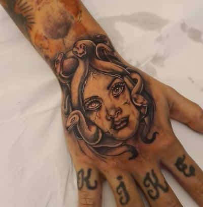 tatuaje medusa mano