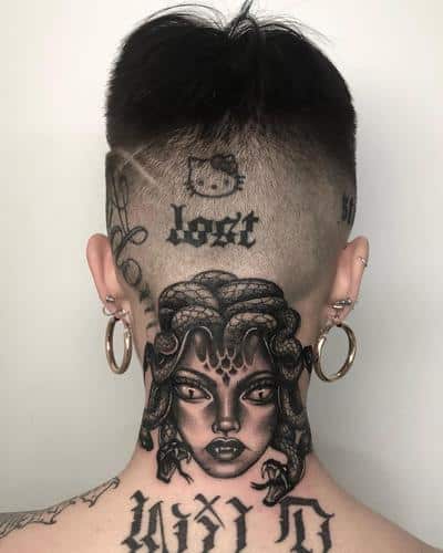 tatuaje medusa cuello