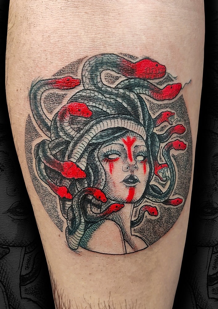 tatuaje medusa rojo