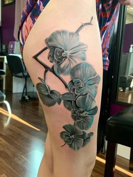 tatuaje orquidea muslo