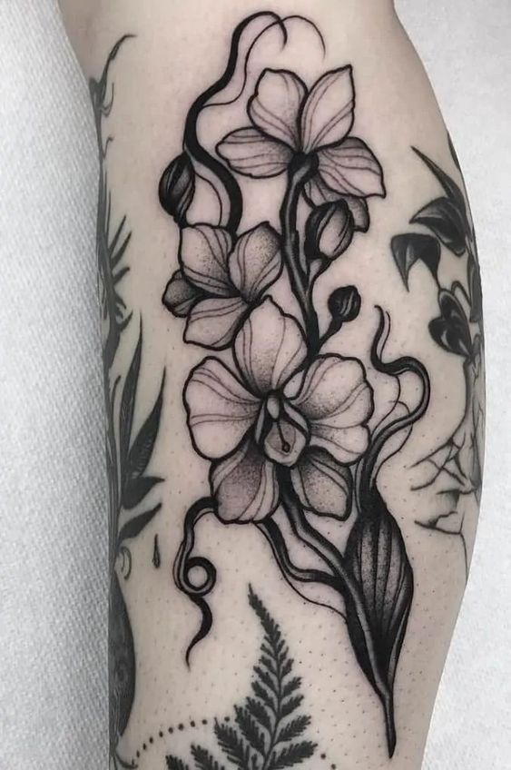 tatuaje orquidea pierna