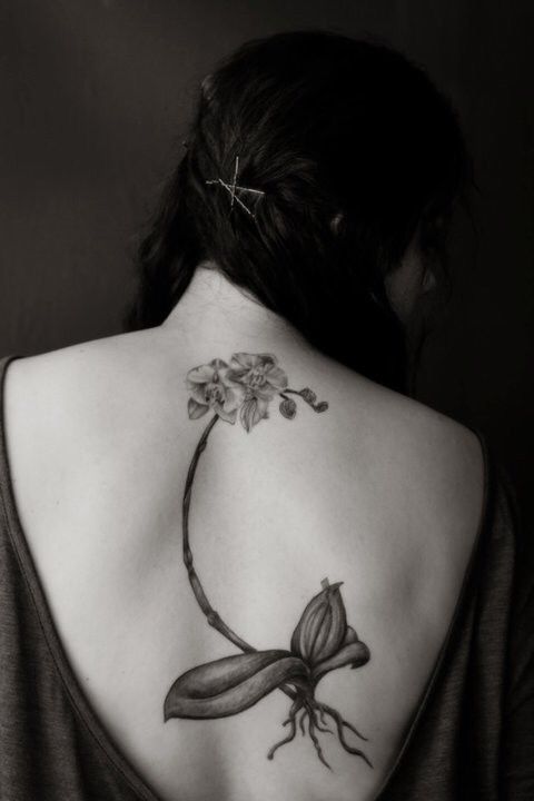 tatuaje orquidea espalda