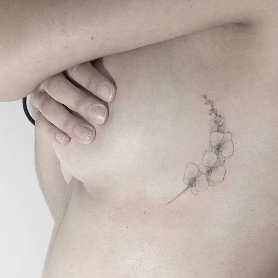 tatuaje orquidea pecho