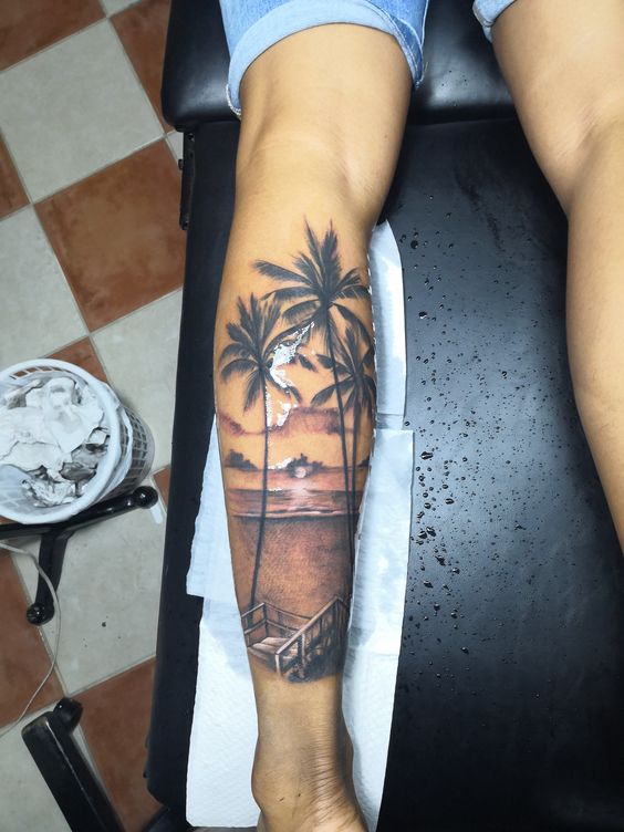 tatuaje palmera pierna