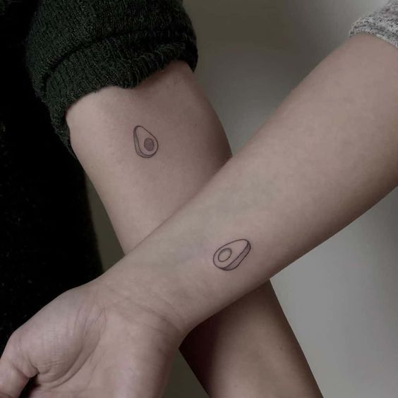 tatuajes aguacate minimalista