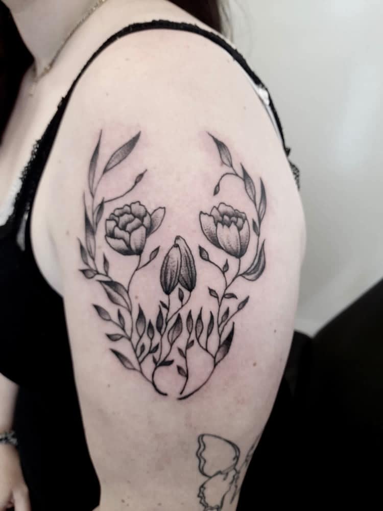 tatuajes calaveras flores