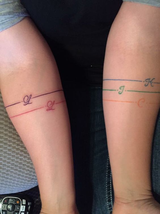 tatuajes con iniciales color
