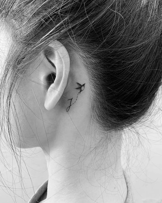 tatuajes con iniciales oreja