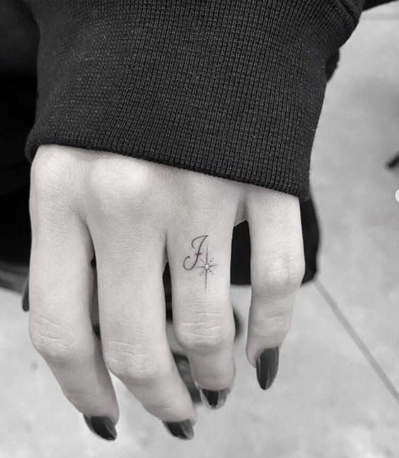 tatuajes con iniciales dedo