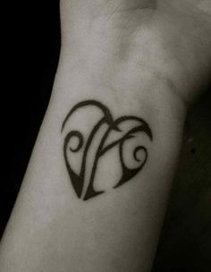 tatuajes con iniciales corazon