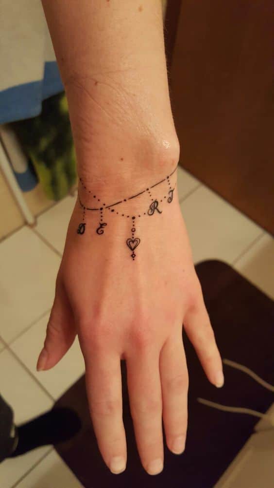 tatuajes con iniciales pulsera
