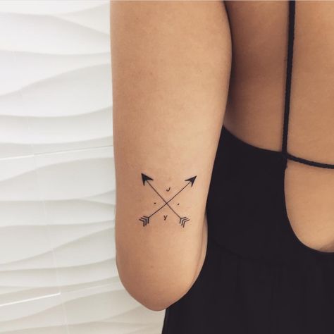 tatuajes con iniciales flechas