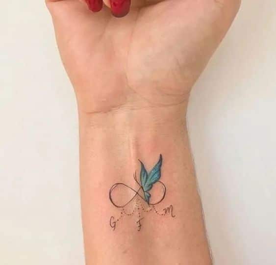 tatuajes con iniciales mariposa