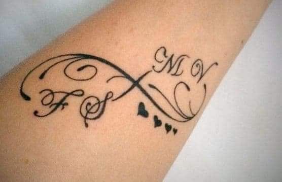 tatuajes con iniciales infinito