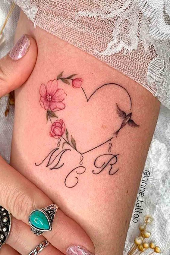 tatuajes con iniciales mujer