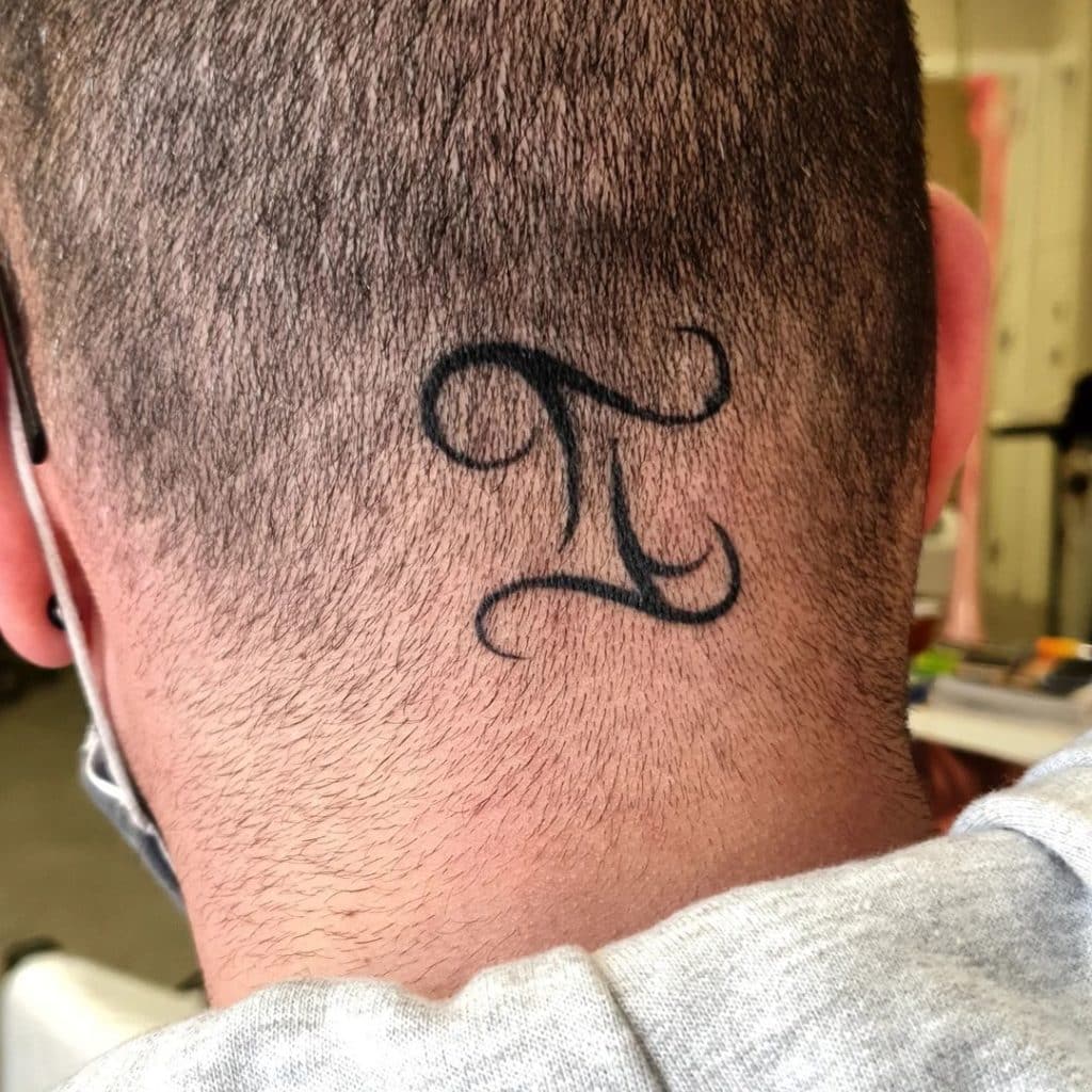 tatuajes con iniciales cabeza
