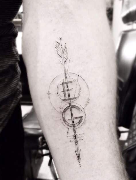tatuajes con iniciales flecha