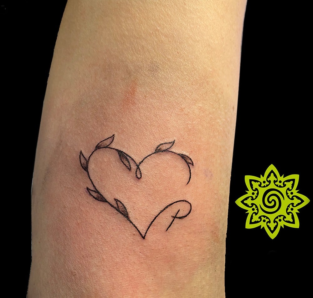 tatuajes con iniciales amor