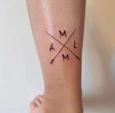 tatuajes con iniciales cruz