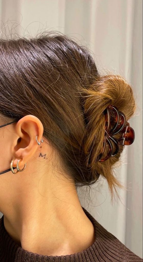 tatuajes con iniciales detras oreja