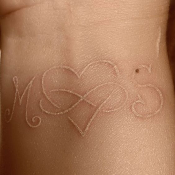 tatuajes con iniciales blanco