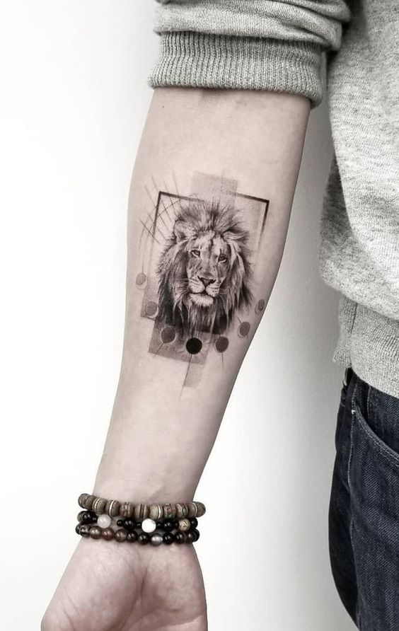 tatuaje león microrealismo geométrico