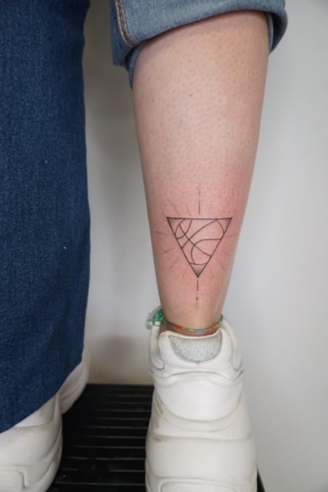 tatuajes tobillo triángulo