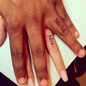 tatuajes parejas dedos