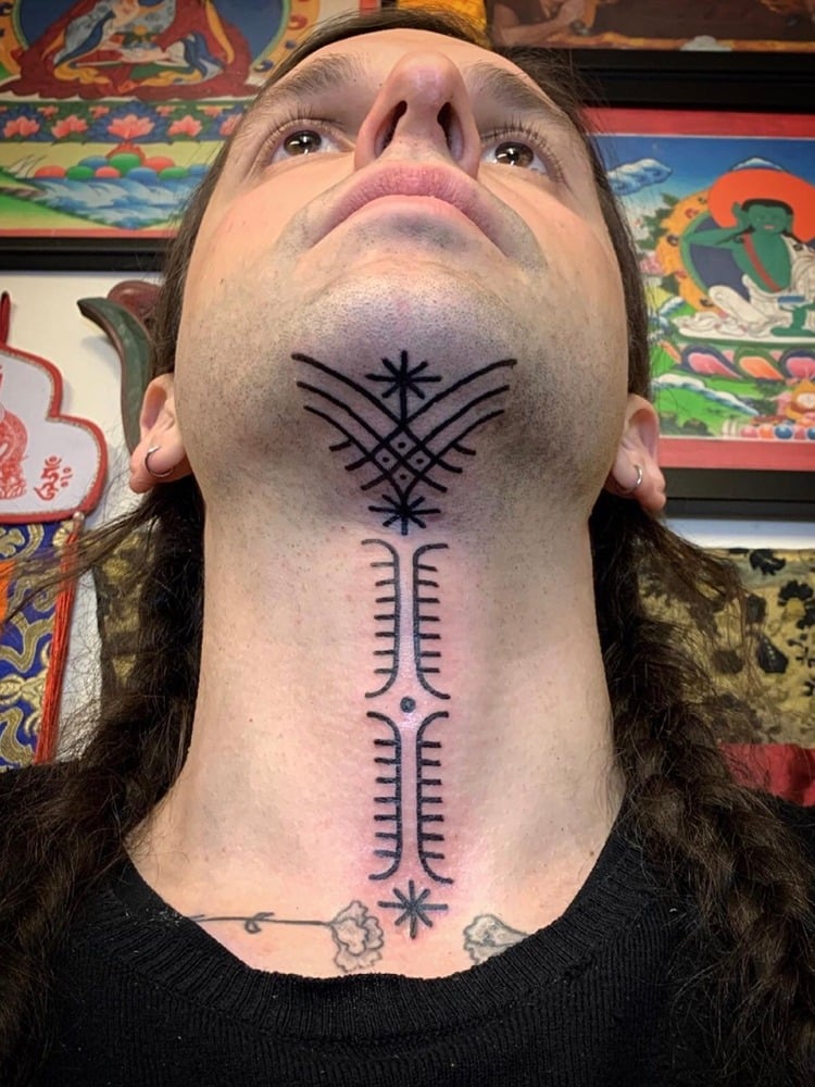 tatuajes hombres cuello