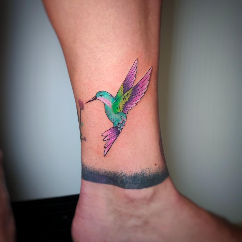 tatuajes tobillo colibrí