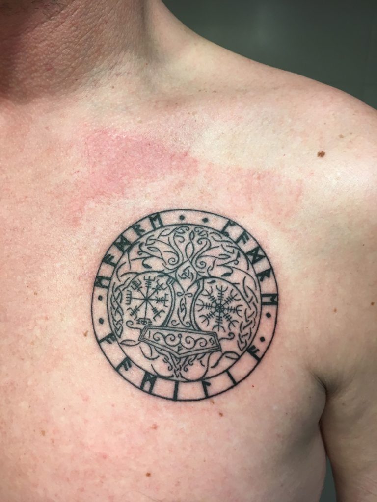 tatuaje árbol de la vida vikingo